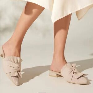 Vívala Women's Cream Slip-On Shoes